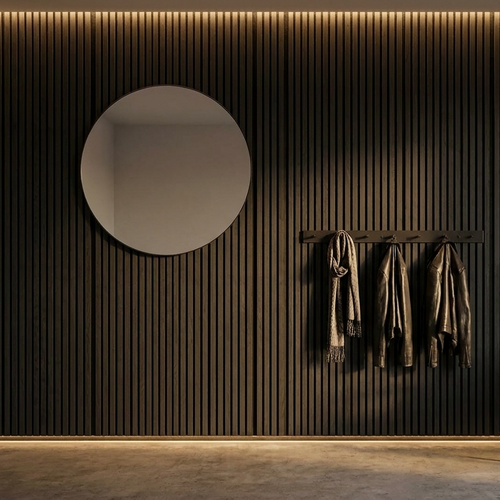 Wand met akoestische panelen in donker zwart fineer in een interieur